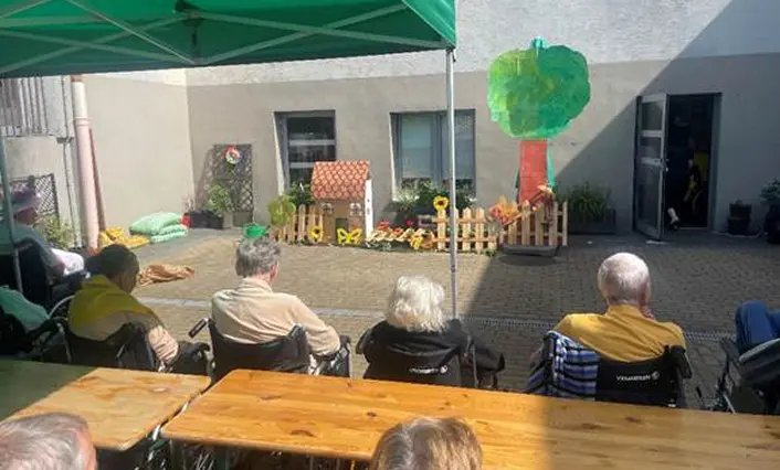 Publiczność oczekująca na przedstawienie w DPS ul. Karmelkowa.