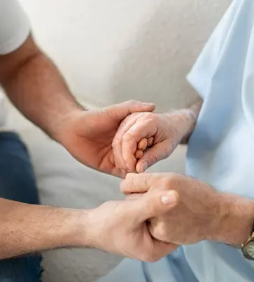 pomoc osobom starszym - uścisk dłoni