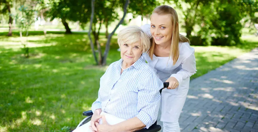 osoba starsza z opiekunem