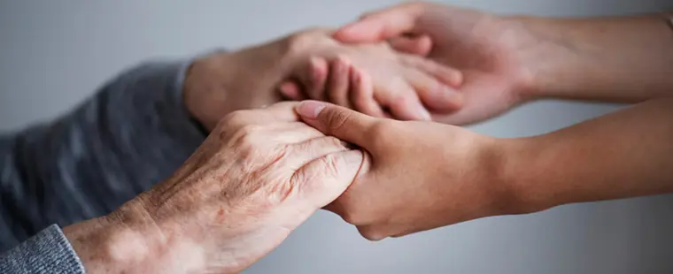 uścisk dłoni - pomoc w codziennym funkcjonowaniu